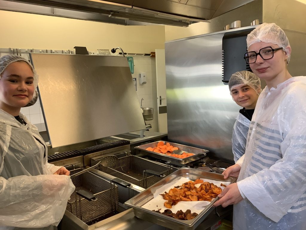 Marmitons en cuisine