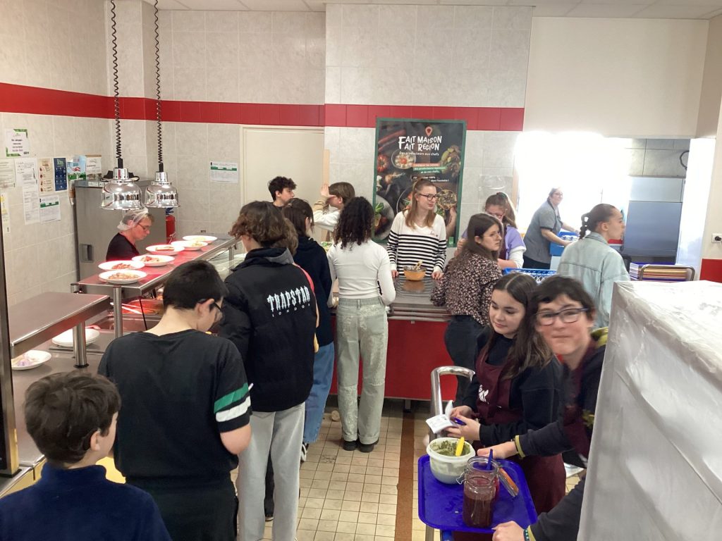 Élèves marmitons au self