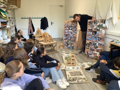 Lucas Grandin en train de présenter ces œuvres